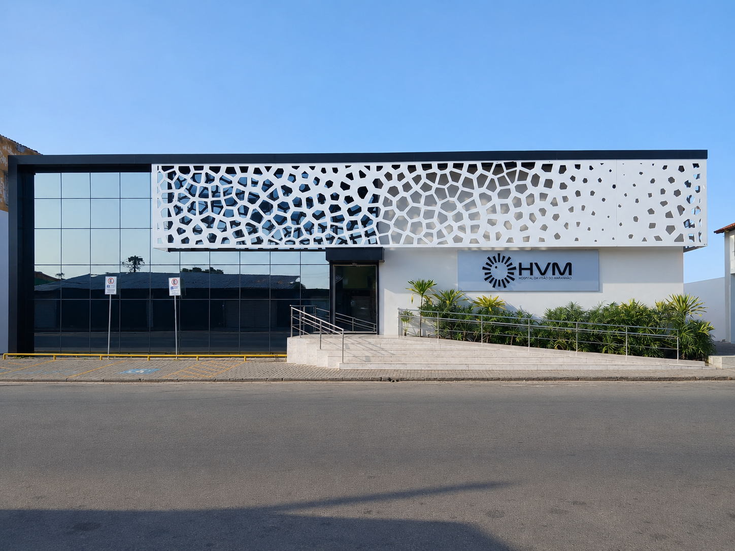 Fachada ampla do HVM — Hospital da Visão do Maranhão