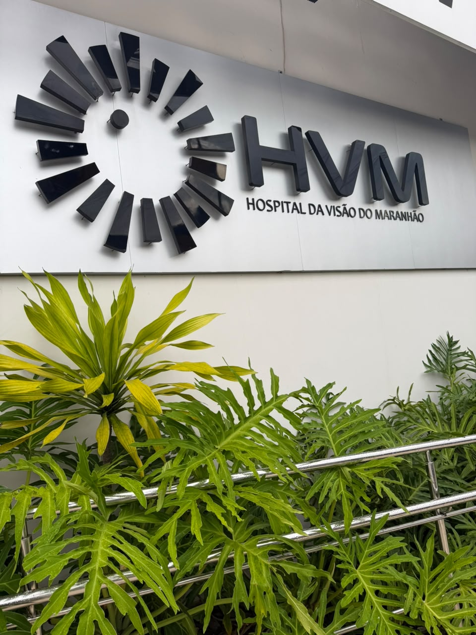 Placa externa do HVM — Hospital da Visão do Maranhão, com jardim